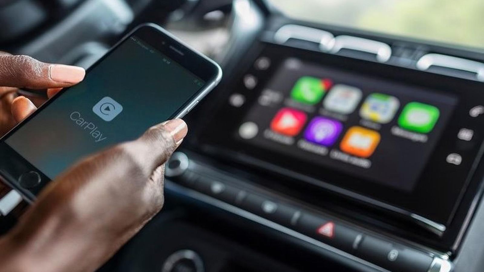 Υπάρχει η επιλογή για head-up display, ενώ το σύστημα infotainment με την οθόνη των 7 ιντσών υποστηρίζει τα Android Auto και Apple CarPlay, αλλά και τ